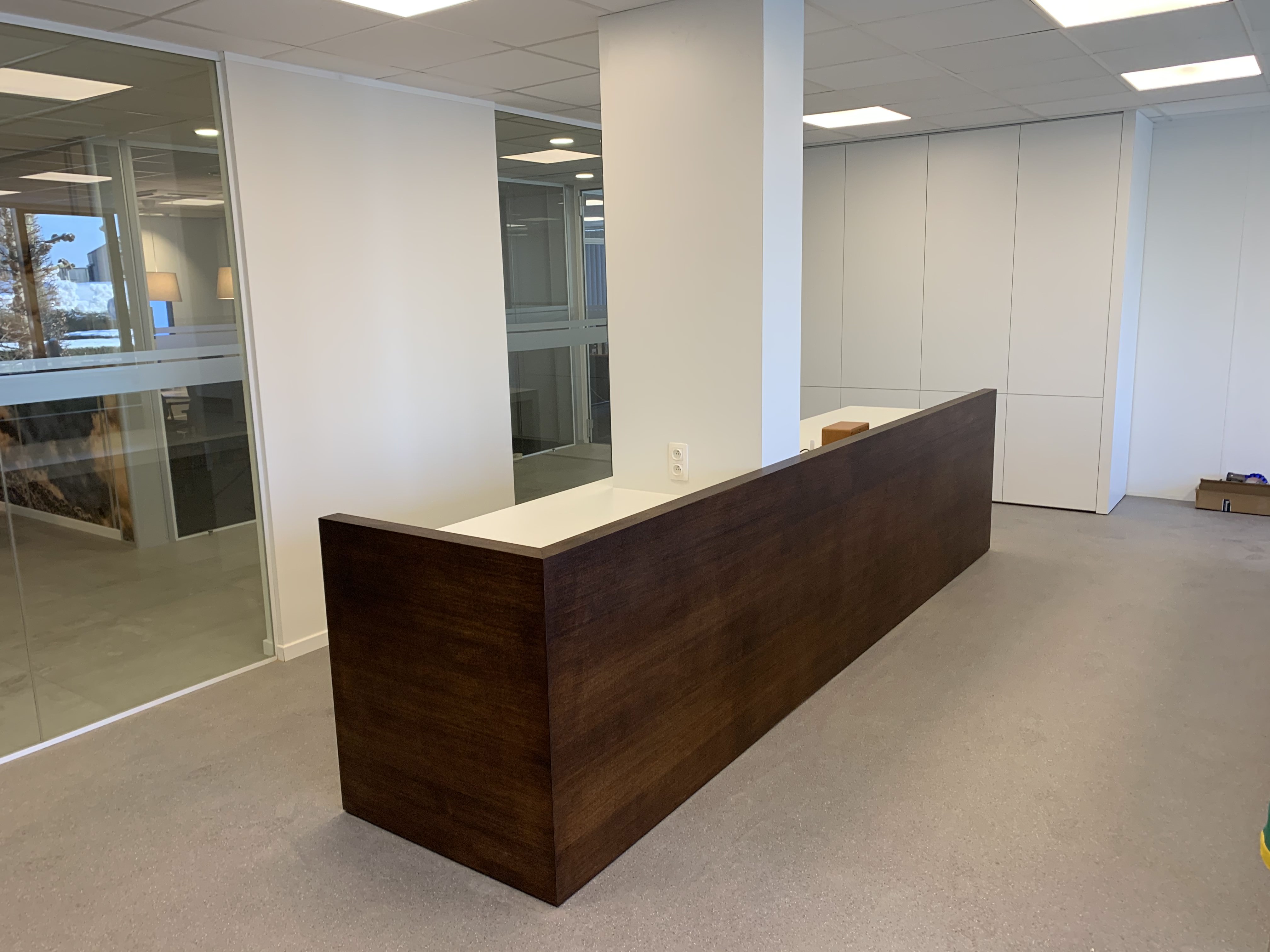 Woodoffice realiseerde deze kantoorbalie op maat in donker hout.