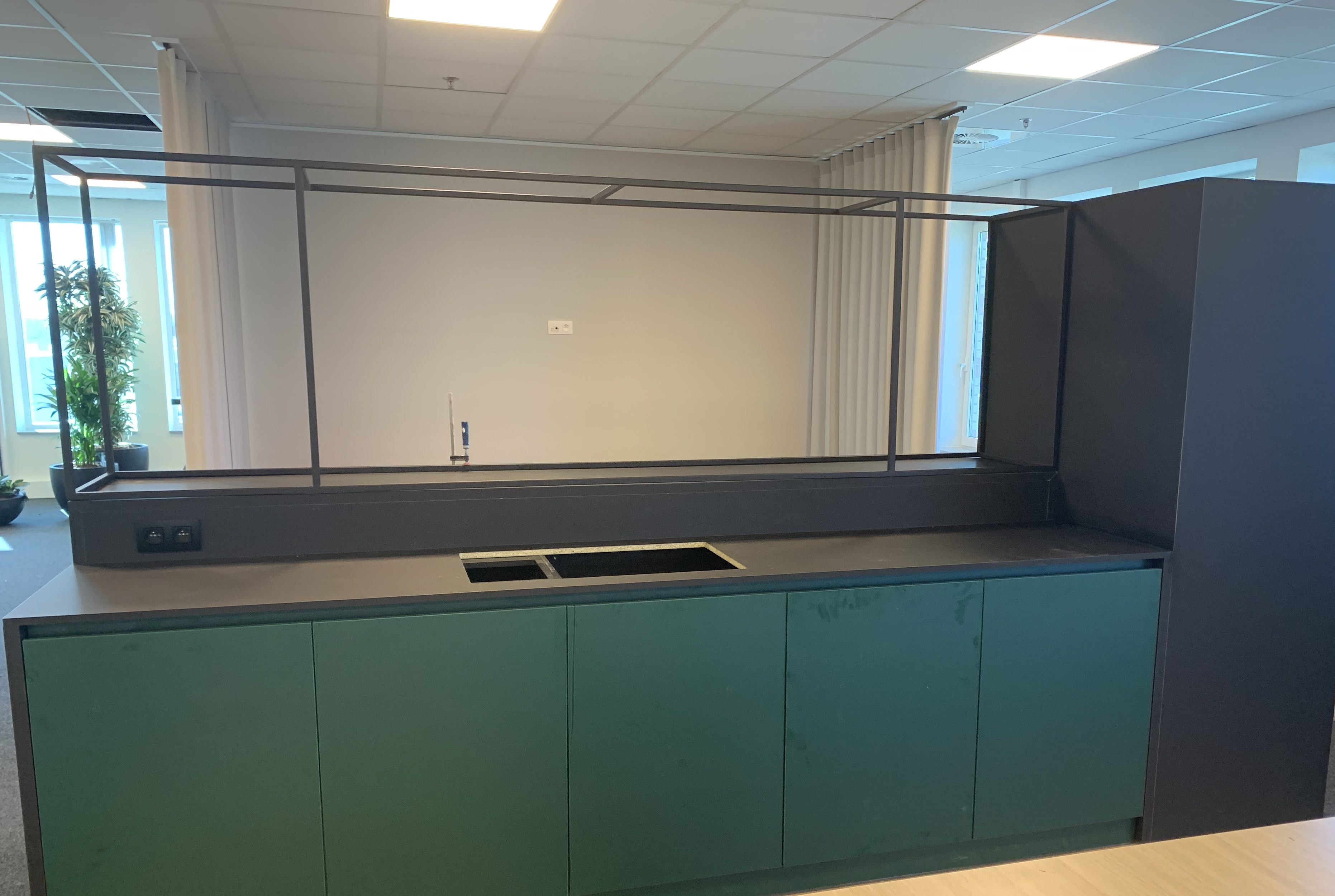 Een functionele kantoorkeuken op maat gemaakt door Woodoffice.