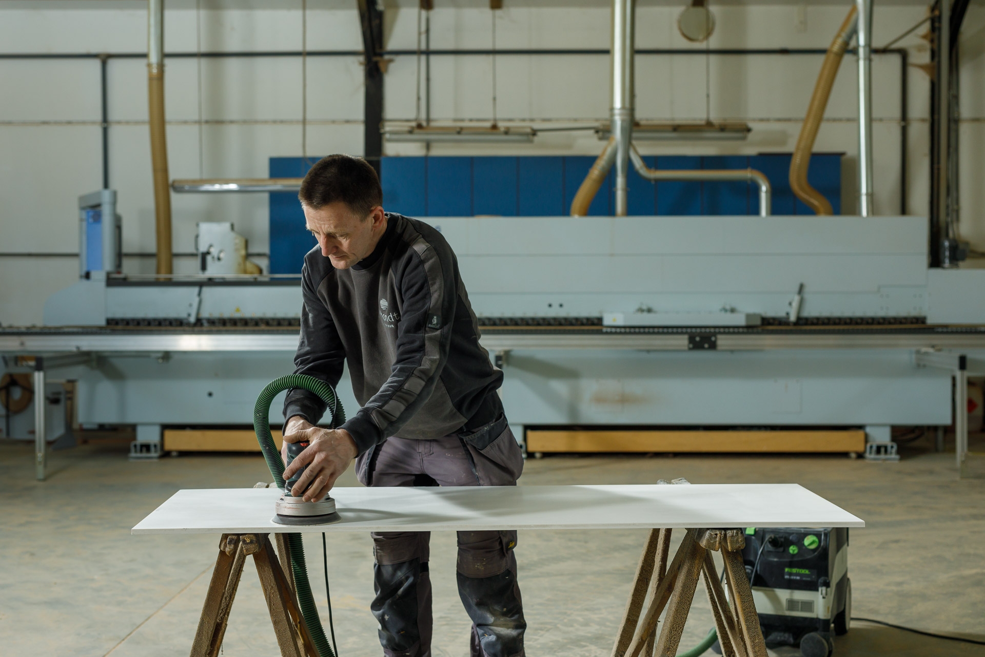 Corian werktabletten worden zorgvuldig geschuurd bij Woodoffice.