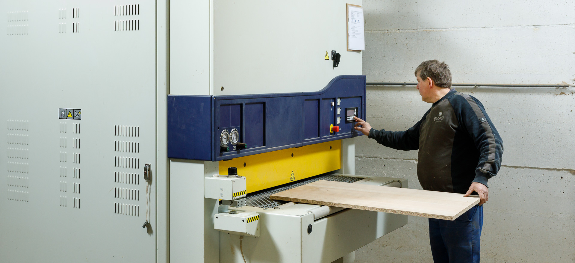 Woodoffice koopt geen gelijmde platen aan, maar verlijmt alles in eigen huis.